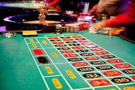 Antarmuka permainan Dream Catcher live dealer di aplikasi tores4d dengan roda berputar dan studio multi-kamera